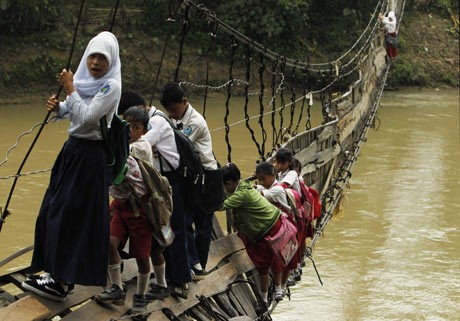 Jembatan Indiana Jones Ditutup, Anak SD Kini Naik Perahu