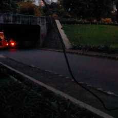 Hati-Hati, Kabel Listrik Menjuntai di Kolong Jembatan Semanggi