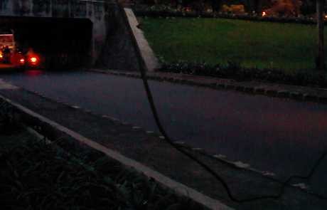Hati-Hati, Kabel Listrik Menjuntai di Kolong Jembatan Semanggi