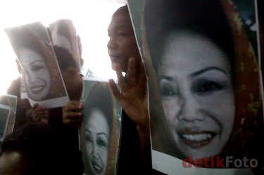 Bruk! Nunun Nurbaetie Ambruk Saat Keluar dari KPK