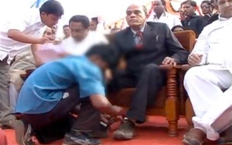  Menteri India Minta Maaf Atas Insiden Pemuda Ikatkan Tali Sepatunya