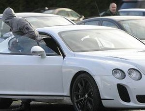 Mobil Balotelli Dilempari Telur oleh Pendukung Manchester United