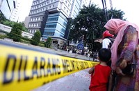 Seorang Ibu bersama anaknya yang masih kecil juga turut menyaksikan langsung dari dekat lokasi kecelakaan yang menewaskan 9 orang tersebut.