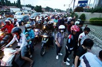 Banyaknya warga yang melihat lokasi kecelakaan maut membuat arus lalu lintas di Jl Ridwan Rais, Jakarta Pusat, macet panjang.