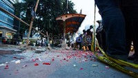 Halte Tugu Tani yang terletak persis di depan kantor Kementerian Perdagangan rusak parah karena dihantam mobil Xenia.