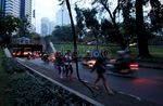 Awas, Kabel Listrik Menjuntai di Semanggi