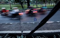 Seakan tidak mengenal bahaya, para pengendara yang melintas terlihat cuek dan nekat melindas kabel tersebut.