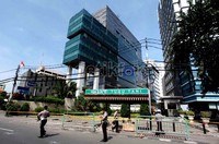Polisi melakukan olah TKP kecelakaan maut yang merenggut 9 nyawa di Tugu Tani, Jakarta Pusat.