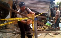 Polisi memasang garis polisi di sekitar rumah yang dirusak salah satu kelompok warga. Robert/detikNews.