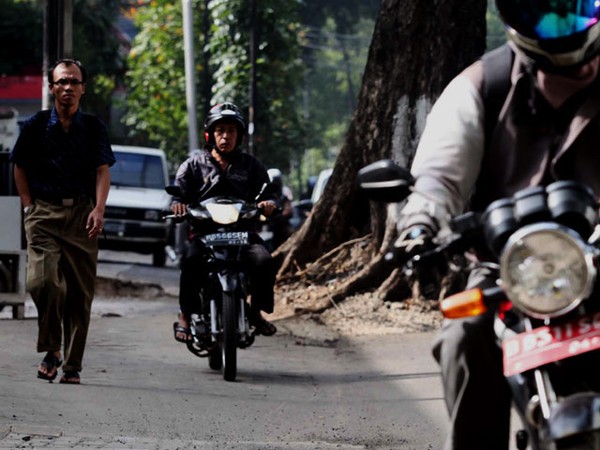 Ramai-ramai Rampok Hak Pejalan Kaki