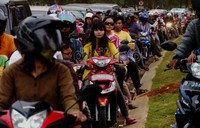 Para pengendara mobil dan motor harus antre selama 4 jam untuk bisa sampai di Kampung China.