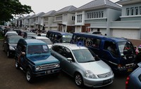 Jalan di Perumahan Kota Wisata, Cibubur, dipadati pengendara yang hendak ke Kampung China.