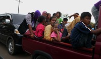 Sebuah mobil pick up membawa keluarga besar hendak menikmati liburan di Kampung China.