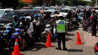 Pengendara terjebak kemacetan akibat olah Tempat Kejadian Perkara (TKP) di lokasi kejadian kecelakaan Xenia maut di halte Tugu Tani, Jl Ridwan Rais.