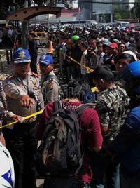 Selain sibuk melakukan olah TKP, polisi juga sibuk mengatur lalu lintas yang macet dan mengatur warga yang ingin menyaksikan olah TKP tersebut.