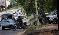 Selain pengendara mobil, pengendara sepeda motor juga sering melakukan hal yang sama, walaupun seringkali aksi berbahaya tersebut diprotes dengan bunyi klakson panjang dari pengendara lain yang melintas.