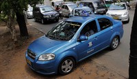 Ulah 2 taksi yang langsung memotong jalan karena ingin memutar balik mengakibatkan kemacetan.