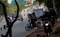 Walaupun sebenarnya dilarang namun pengendara tetap nekat.