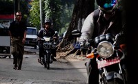 Pejalan kaki berhimpitan dengan motor di kawasan Pakubuwono, Jakarta Selatan. Pemerintah lebih suka membuat jalan layang bernilai triliunan rupiah daripada memperkuat fungsi trotoar.