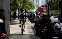 Pesepeda terpaksa melintas di trotoar menmbus kemacetan jalan Thamrin. Selain pejalan kaki, nasib pesepeda angin juga bernasib sama. Jalur khusus sepeda yang sempat dicanangkan hanya pemanis saja.