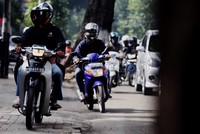 Kecelakaan mobil Xenia yang menabrak trototar dan menubruk pejalan kaki menunjukan nyawa begitu murah harganya, bahkan untuk melakukan tindakan protektif, urung dilakukan.