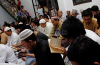 Warga berdatangan ke lokasi tahlilan yang digelar di Masjid Al-Falah tidak jauh dari rumah keluarga korban.