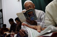 Warga membacakan Yassin dan mendoakan korban.