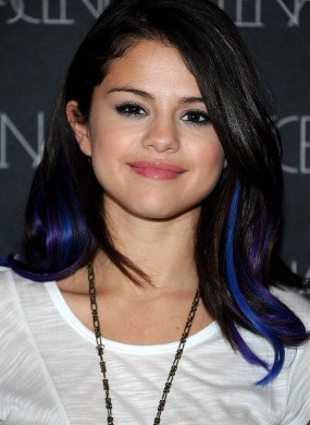 Selena Gomez Jadi Kutu Buku dan Produser Film Drama Remaja