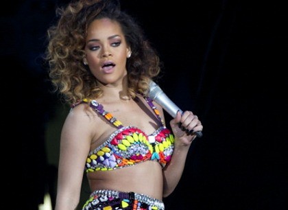 Patah Hati, Rihanna Terbangkan Junk Food ke Hawaii