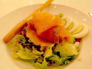 Toko Kue, Tetapi Juga Tempat Makan