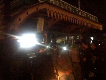 Lilin, Bunga, Hingga Baju Timnas Hiasi TKP Tabrakan Maut