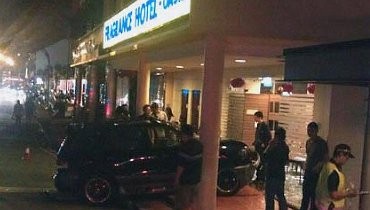 Braakk! Mobil SUV Tabrak Pintu Hotel di Singapura