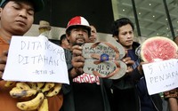 Para pendemo meminta KPK mengusut kasus Century dan Nazaruddin. Ramses/detikcom.