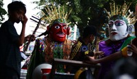 Penghasilan mereka tak menentu, mulai dari seratus ribu rupiah hingga mencapai tiga ratus ribu rupiah tergantung rute yang mereka lewati.