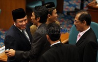 Prijanto memeluk salah satu anggota dewan dari Partai Gerindra, saat menghadiri rapat paripurna DPRD DKI Jakarta.