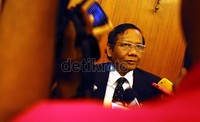 Ketua MK Mahfud MD, selain membuka seminar juga menyapaikan makalahnya tentang Evaluasi Pemilu Kada dari Perspektif Hukum dan Demokrasi.
