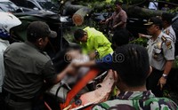 Pohon yang kurang lebih berdiameter 150 cm itu menimpang 4 mobil yakni Toyota Camry hitam, Opel Blazer, Chevrolet Captiva, Toyota Avanza, dan satu bajaj. Seorang sopir bajaj tewas akibat insiden tersebut. Ramses/detikcom.