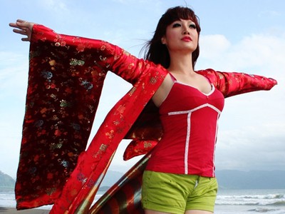 Pose Seksi Fifie Buntaran di Pelabuhan Ratu
