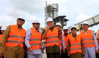 Dalam kunjungan ini Sjafrie didampingi oleh Wali Kota Bontang Adi Dharma, Direktur PT KNI Chrisna Deva, Ketua DPRD Bontang Nani Moerneani dan Direktur Utama PT KNI Antung Pandoyo. (Ramandha Rivai).