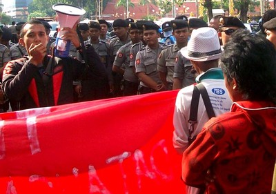 Mahasiswa Surabaya Tolak Boediono