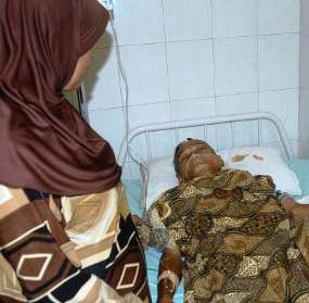 Rumah Hancur Tertimpa Pohon, Pasutri Tua Terjebak di Reruntuhan Bangunan