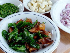 Menunggu Ayam Ditangkap, Bumbunya Disiapkan
