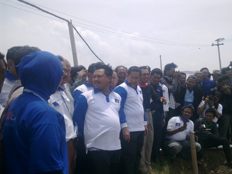 Byur! Anas Nyemplung di Tambak Udang