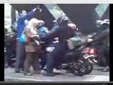 Perempuan Misterius Pengusir Motor dari Trotoar di Semanggi 
