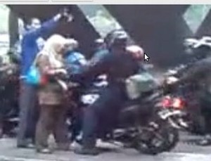 Perempuan Misterius Pengusir Motor dari Trotoar di Semanggi 
