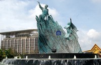 Patung menari tersebut berdiri di pertigaan Jl Sudirman dengan Jl Gajah Mada yang lokasinya perisis di depan Kantor Gubernur Riau, Kamis (26/1/2012).