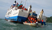 KMP Andika Nusantara harus berlabuh darurat di Gili Awah, Sekotong, setelah dihempas gelombang tinggi saat menempuh pelayaran dari Padangbai, Bali menuju Lembar, Lombok Barat, Rabu (25/1/2012). ANTARA/Rahmat Budiman.