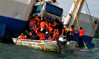 Seluruh penumpang kapal penyeberangan KMP Andika Nusantara dievakuasi menggunakan perahu motor. Selain mengangkut 201 penumpang, di dalam lambung KMP Andika Nusantara juga terdapat 55 sepeda motor dan 19 kendaraan roda empat diantaranya truk dan bus. ANTARA/Rahmat Budiman.