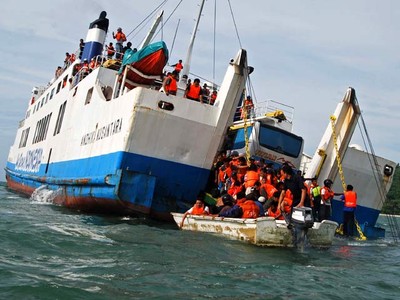 KMP Andika Nusantara Terdampar di Lombok
