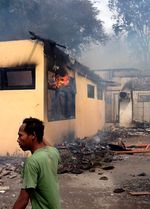 Kantor Bupati Bima Dibakar Massa